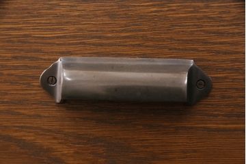 食器棚を新規製作!建具は気泡ガラスを使用。引き出しはかぶせタイプの取っ手、ソフトクローズを取り付け。黄味がかった茶色に着色し仕上げ。(収納棚、戸棚、キャビネット)