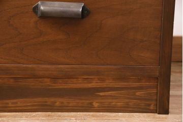 食器棚を新規製作!建具は気泡ガラスを使用。引き出しはかぶせタイプの取っ手、ソフトクローズを取り付け。黄味がかった茶色に着色し仕上げ。(収納棚、戸棚、キャビネット)