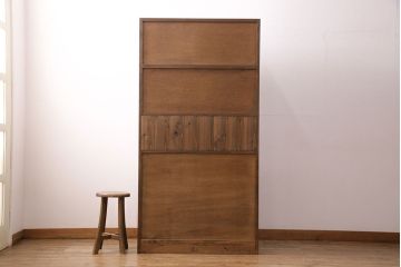 食器棚を新規製作!建具は気泡ガラスを使用。引き出しはかぶせタイプの取っ手、ソフトクローズを取り付け。黄味がかった茶色に着色し仕上げ。(収納棚、戸棚、キャビネット)