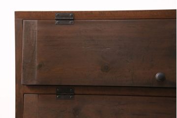 パタパタ扉の収納棚を新規製作!本体は新材、扉は古材を使用。濃い茶色で着色し仕上げ。(下駄箱、ロッカー、キャビネット)