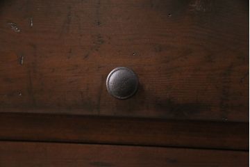 パタパタ扉の収納棚を新規製作!本体は新材、扉は古材を使用。濃い茶色で着色し仕上げ。(下駄箱、ロッカー、キャビネット)
