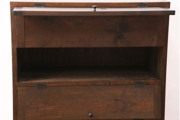 パタパタ扉の収納棚を新規製作!本体は新材、扉は古材を使用。濃い茶色で着色し仕上げ。(下駄箱、ロッカー、キャビネット)