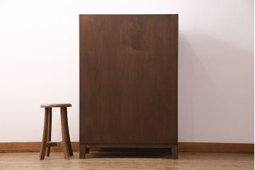 パタパタ扉の収納棚を新規製作!本体は新材、扉は古材を使用。濃い茶色で着色し仕上げ。(下駄箱、ロッカー、キャビネット)