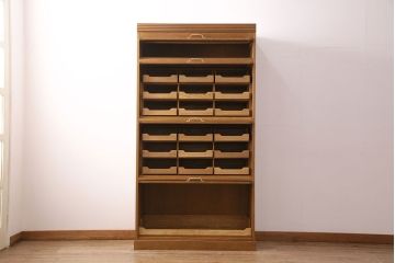 縦型タイプのシャツケースを新規製作!1段目をショーケース、他をシャツケースとして製作。上下分割できる仕様。当店商品を参考に着色し仕上げ。(収納棚、キャビネット)