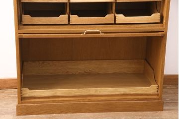縦型タイプのシャツケースを新規製作!1段目をショーケース、他をシャツケースとして製作。上下分割できる仕様。当店商品を参考に着色し仕上げ。(収納棚、キャビネット)