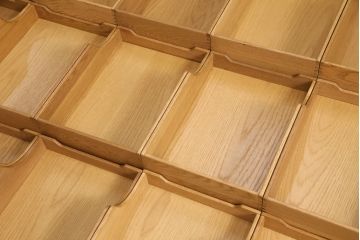 縦型タイプのシャツケースを新規製作!1段目をショーケース、他をシャツケースとして製作。上下分割できる仕様。当店商品を参考に着色し仕上げ。(収納棚、キャビネット)