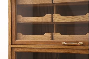 縦型タイプのシャツケースを新規製作!1段目をショーケース、他をシャツケースとして製作。上下分割できる仕様。当店商品を参考に着色し仕上げ。(収納棚、キャビネット)