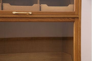 縦型タイプのシャツケースを新規製作!1段目をショーケース、他をシャツケースとして製作。上下分割できる仕様。当店商品を参考に着色し仕上げ。(収納棚、キャビネット)