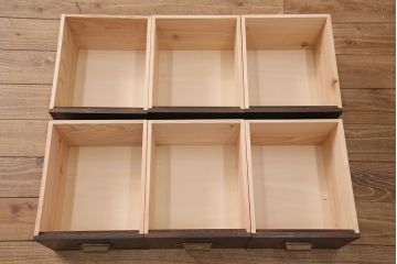 パタパタ扉と引き出しの複合型収納棚を新規製作!パタパタ扉にはモールガラスを組み入れ。引き出しはかぶせタイプの取っ手を取り付け。濃い茶色で着色し仕上げ。(キャビネット、戸棚、引き出し)