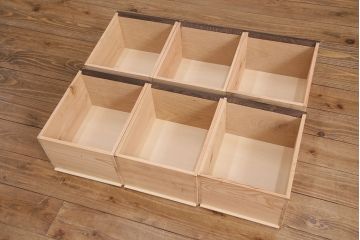 パタパタ扉と引き出しの複合型収納棚を新規製作!パタパタ扉にはモールガラスを組み入れ。引き出しはかぶせタイプの取っ手を取り付け。濃い茶色で着色し仕上げ。(キャビネット、戸棚、引き出し)