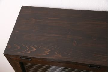 パタパタ扉と引き出しの複合型収納棚を新規製作!パタパタ扉にはモールガラスを組み入れ。引き出しはかぶせタイプの取っ手を取り付け。濃い茶色で着色し仕上げ。(キャビネット、戸棚、引き出し)