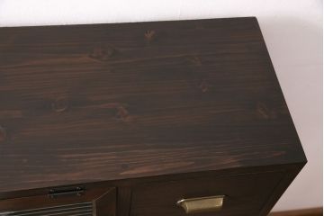 パタパタ扉と引き出しの複合型収納棚を新規製作!パタパタ扉にはモールガラスを組み入れ。引き出しはかぶせタイプの取っ手を取り付け。濃い茶色で着色し仕上げ。(キャビネット、戸棚、引き出し)