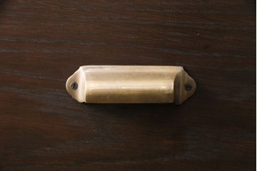 パタパタ扉と引き出しの複合型収納棚を新規製作!パタパタ扉にはモールガラスを組み入れ。引き出しはかぶせタイプの取っ手を取り付け。濃い茶色で着色し仕上げ。(キャビネット、戸棚、引き出し)