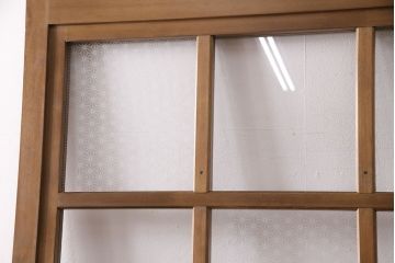 蔵戸を新規製作!格子部分に麻の葉模様ガラスとクリアガラスを組み入れ。葵戸引手・錠前金具を取り付け。当店商品を参考に着色し仕上げ。(引き戸、玄関戸)