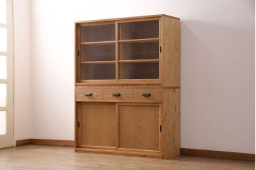食器棚を新規製作!建具は上段に気泡ガラスを組み入れ、下段は板戸で製作。棚板は可動式、引き出し金具は黒染めのかぶせ金具を取り付け。ワックス仕上げ。(収納棚、戸棚、キャビネット)