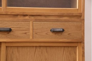 食器棚を新規製作!建具は上段に気泡ガラスを組み入れ、下段は板戸で製作。棚板は可動式、引き出し金具は黒染めのかぶせ金具を取り付け。ワックス仕上げ。(収納棚、戸棚、キャビネット)