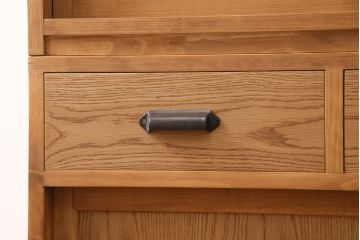食器棚を新規製作!建具は上段に気泡ガラスを組み入れ、下段は板戸で製作。棚板は可動式、引き出し金具は黒染めのかぶせ金具を取り付け。ワックス仕上げ。(収納棚、戸棚、キャビネット)