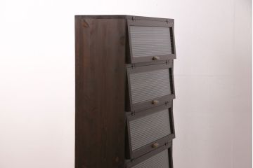 パタパタ扉の下駄箱を新規製作!建具はモールガラスを組み入れ。かぶせタイプの取っ手、鉄脚の取り付け。当店商品を参考に着色し仕上げ。(収納棚、戸棚)