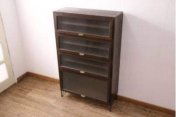 パタパタ扉の下駄箱を新規製作!建具はモールガラスを組み入れ。かぶせタイプの取っ手、鉄脚の取り付け。当店商品を参考に着色し仕上げ。(収納棚、戸棚)