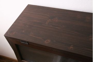 パタパタ扉の下駄箱を新規製作!建具はモールガラスを組み入れ。かぶせタイプの取っ手、鉄脚の取り付け。当店商品を参考に着色し仕上げ。(収納棚、戸棚)