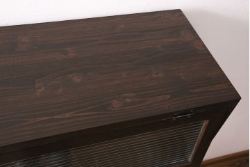 パタパタ扉の下駄箱を新規製作!建具はモールガラスを組み入れ。かぶせタイプの取っ手、鉄脚の取り付け。当店商品を参考に着色し仕上げ。(収納棚、戸棚)