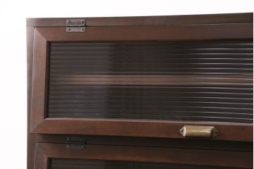 パタパタ扉の下駄箱を新規製作!建具はモールガラスを組み入れ。かぶせタイプの取っ手、鉄脚の取り付け。当店商品を参考に着色し仕上げ。(収納棚、戸棚)