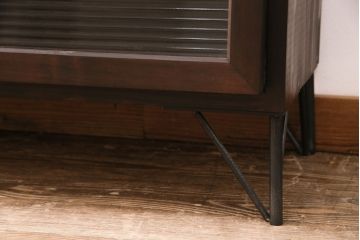 パタパタ扉の下駄箱を新規製作!建具はモールガラスを組み入れ。かぶせタイプの取っ手、鉄脚の取り付け。当店商品を参考に着色し仕上げ。(収納棚、戸棚)