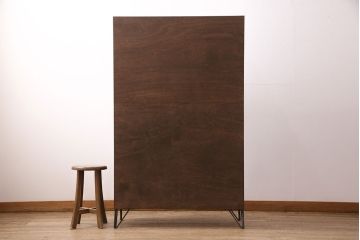 パタパタ扉の下駄箱を新規製作!建具はモールガラスを組み入れ。かぶせタイプの取っ手、鉄脚の取り付け。当店商品を参考に着色し仕上げ。(収納棚、戸棚)