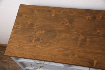 チェストを新規製作!前板はモールディング加工。取っ手は真鍮製。本体は水色がかったグレー、天板は当店商品を参考に黄味がかった茶色で着色し仕上げ。(引き出し)