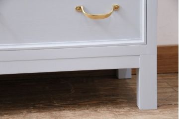 チェストを新規製作!前板はモールディング加工。取っ手は真鍮製。本体は水色がかったグレー、天板は当店商品を参考に黄味がかった茶色で着色し仕上げ。(引き出し)