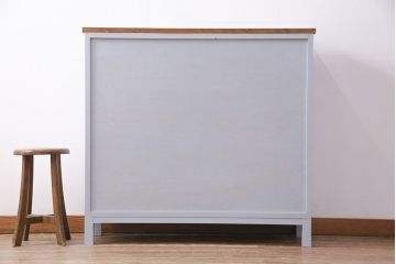 チェストを新規製作!前板はモールディング加工。取っ手は真鍮製。本体は水色がかったグレー、天板は当店商品を参考に黄味がかった茶色で着色し仕上げ。(引き出し)