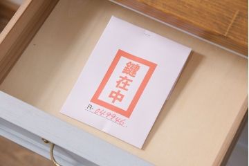 チェストを新規製作!前板はモールディング加工。取っ手は真鍮製。本体は水色がかったグレー、天板は当店商品を参考に黄味がかった茶色で着色し仕上げ。(引き出し)