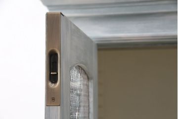 ワードローブを新規製作!収納部にハンガー用ポール、上下可動式の棚板を設置。扉、下方は鏡板部分をモール材で装飾。ミントアイスグリーンとホワイトのビンテージ加工ペイントで仕上げ。(収納棚、キャビネット)