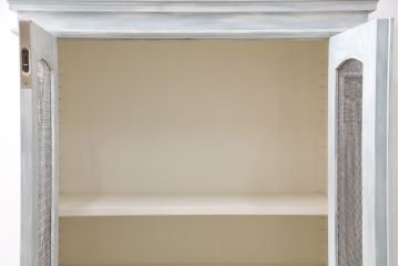 ワードローブを新規製作!収納部にハンガー用ポール、上下可動式の棚板を設置。扉、下方は鏡板部分をモール材で装飾。ミントアイスグリーンとホワイトのビンテージ加工ペイントで仕上げ。(収納棚、キャビネット)