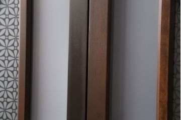 大正ロマンなガラス戸3枚を新規製作!色ガラス・花菱ガラス、すりガラスを組み入れ、吊り金具用の加工。引き手の取り付け。濃い茶色で着色し仕上げ。(引き戸、建具)
