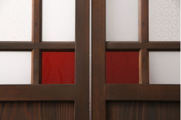 大正ロマンなガラス戸3枚を新規製作!色ガラス・花菱ガラス、すりガラスを組み入れ、吊り金具用の加工。引き手の取り付け。濃い茶色で着色し仕上げ。(引き戸、建具)