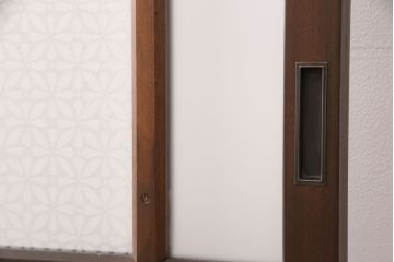 大正ロマンなガラス戸3枚を新規製作!色ガラス・花菱ガラス、すりガラスを組み入れ、吊り金具用の加工。引き手の取り付け。濃い茶色で着色し仕上げ。(引き戸、建具)