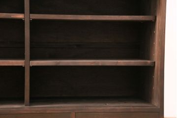 食器棚を新規製作!建具にはクリアガラスを使用。アンティーク金具を取り付け。濃い茶色で着色し仕上げ。(収納棚、戸棚、キャビネット)