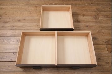 食器棚を新規製作!建具にはクリアガラスを使用。アンティーク金具を取り付け。濃い茶色で着色し仕上げ。(収納棚、戸棚、キャビネット)