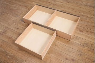 食器棚を新規製作!建具にはクリアガラスを使用。アンティーク金具を取り付け。濃い茶色で着色し仕上げ。(収納棚、戸棚、キャビネット)