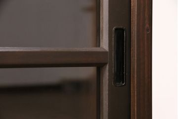 食器棚を新規製作!建具にはクリアガラスを使用。アンティーク金具を取り付け。濃い茶色で着色し仕上げ。(収納棚、戸棚、キャビネット)