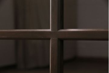 食器棚を新規製作!建具にはクリアガラスを使用。アンティーク金具を取り付け。濃い茶色で着色し仕上げ。(収納棚、戸棚、キャビネット)