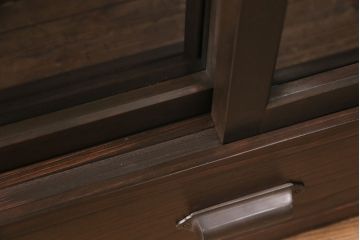 食器棚を新規製作!建具にはクリアガラスを使用。アンティーク金具を取り付け。濃い茶色で着色し仕上げ。(収納棚、戸棚、キャビネット)