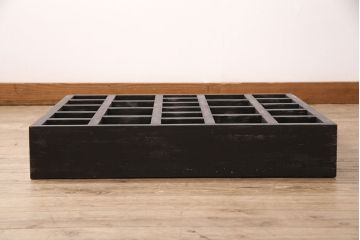 壁掛けマス目棚を新規製作!背面なし。艶消しブラックのエイジング塗装で仕上げ。(ロッカー、棚、オープンラック)