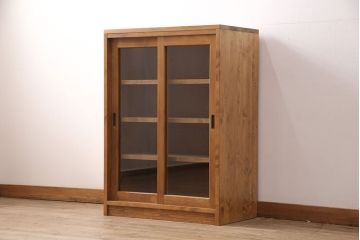 キッチン収納棚を新規製作!建具はクリアガラス入り引き違い戸。可動式の棚板を設置。真鍮製の金具を取り付け。明るい茶色で着色し仕上げ。(戸棚、食器棚、キャビネット)