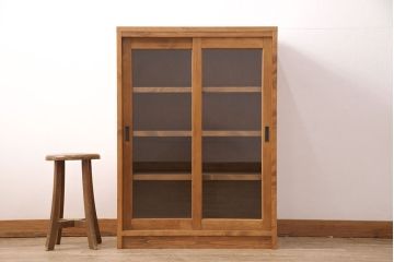 キッチン収納棚を新規製作!建具はクリアガラス入り引き違い戸。可動式の棚板を設置。真鍮製の金具を取り付け。明るい茶色で着色し仕上げ。(戸棚、食器棚、キャビネット)