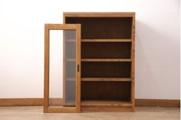 キッチン収納棚を新規製作!建具はクリアガラス入り引き違い戸。可動式の棚板を設置。真鍮製の金具を取り付け。明るい茶色で着色し仕上げ。(戸棚、食器棚、キャビネット)
