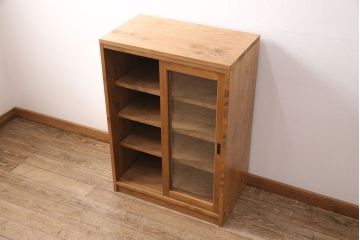 キッチン収納棚を新規製作!建具はクリアガラス入り引き違い戸。可動式の棚板を設置。真鍮製の金具を取り付け。明るい茶色で着色し仕上げ。(戸棚、食器棚、キャビネット)