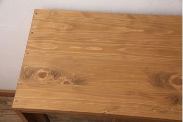 キッチン収納棚を新規製作!建具はクリアガラス入り引き違い戸。可動式の棚板を設置。真鍮製の金具を取り付け。明るい茶色で着色し仕上げ。(戸棚、食器棚、キャビネット)