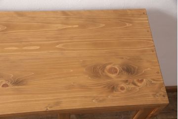 キッチン収納棚を新規製作!建具はクリアガラス入り引き違い戸。可動式の棚板を設置。真鍮製の金具を取り付け。明るい茶色で着色し仕上げ。(戸棚、食器棚、キャビネット)